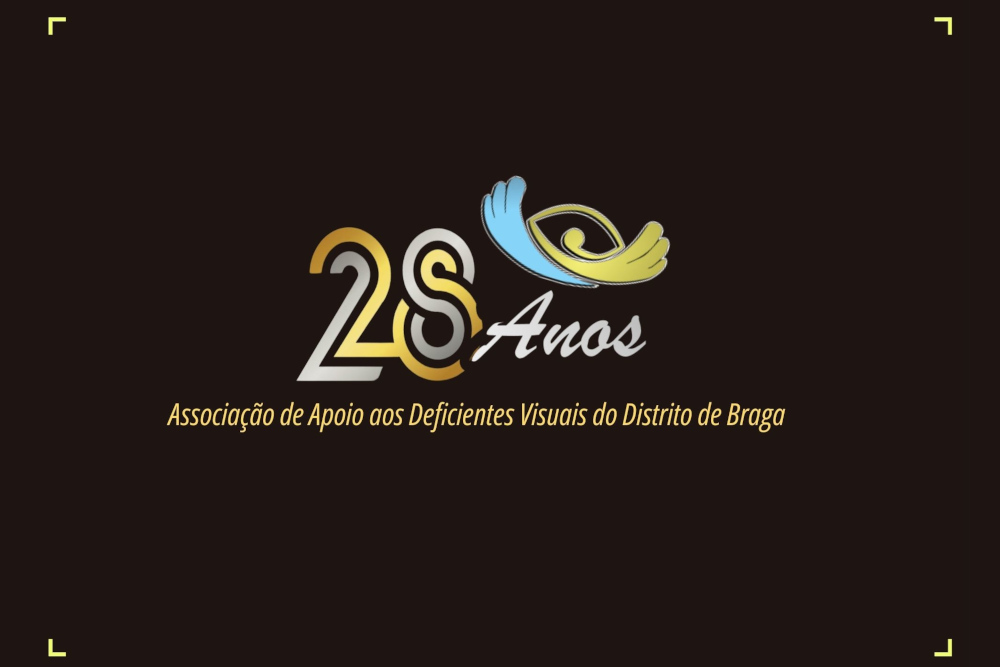 Imagem comemorativa do 28.º aniversário da AADVDB: o nome e logotipo da Instituição e a referência a 